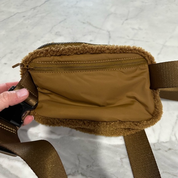 NWOT Lululemon Everywhere Fleece Belt Bag - Picture 3 of 4